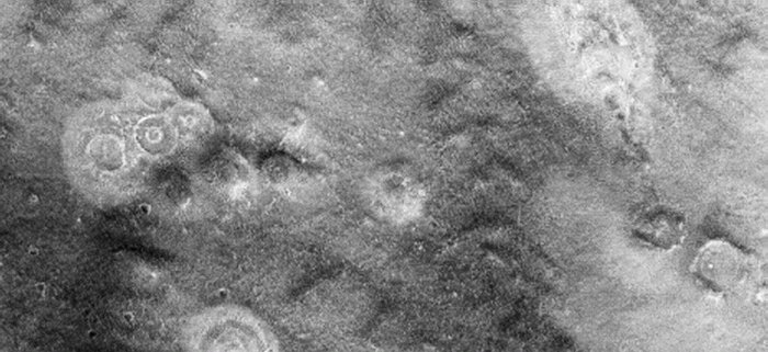 Concentric Craters (Original NASA/MGS/MSSS b/w Frame)
Crateri all'interno di crateri o 'crateri concentrici': si tratta di un fenomeno decisamente raro ed inusuale, ma non (ovviamente) impossibile. Questa Stranezza Marziana non la annoveriamo fra le Anomalie in senso stretto, bensì fra le - semplici - "rarità" che la Natura è capace di creare.
Parole chiave: Mars from orbit - Craters - Unnamed Concentri Craters