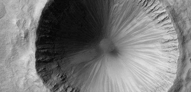 Unnamed Crater in Amenthes Region (Original NASA/MGS/MSSS b/w Frame)
nessun commento
Parole chiave: Mars from orbit - Craters