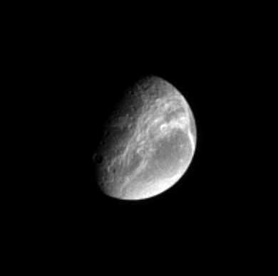 Canyonland
Original caption:"The Cassini spacecraft views the far-off wispy canyons of Saturn's moon Dione and sees an interesting dichotomy between the bright wisps and the bright South Polar Region at the bottom. The view looks toward the trailing hemisphere on Dione. North is up. 
The image was taken with the Cassini spacecraft's narrow-angle camera on Sept. 20, 2005, through a filter combination sensitive to polarized green light. The image was acquired at a distance of approx. 2,1 MKM (about 1,3 MMs) from Dione and at a Sun-Dione-spacecraft, or phase, angle of 64°. Resolution in the original image was 12 Km per pixel. The image has been magnified by a factor of two to aid visibility".

Nota: un'immagine "modesta" di Dione, ripresa da una grande distanza e che - stranamente - evidenzia davvero molto bene la "profondità" dei rilievi Dioniani. Curioso, trattandosi di un frame NON 3D.
Parole chiave: Saturn's Moons - Dione