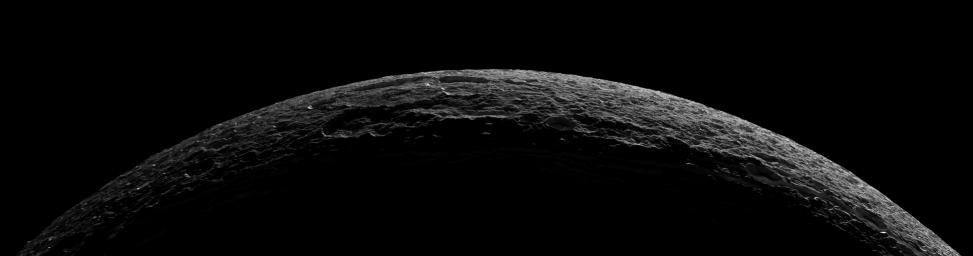 Dione's horizon (full)
Un commento, a chiusura della panoramica sull'orizzonte di Dione - così come visto dalla Sonda Cassini mentre si allontanava da questa "Luna di Ghiaccio" (o "Icy-Moon", come dice la NASA) - ci pare giusto farlo cercando di concentrarci sul significato "profondo" delle immagini e sul possibile motivo per cui la visione di Saturno e del suo Sistema non pare incontrare un grande interesse da parte dei Lettori. Abbiamo già detto che, in fondo, quello che "cattura" di più l'attenzione è ciò che si trova - sempre relativamente - "più vicino" a noi: la Luna e Marte, su tutti. Ma esistono anche altri fattori condizionanti: 
1) l'eco "mediatica" dell'evento. Di Marte, ogni tanto, si parla; della Luna...già di meno. Ma di Saturno, ve lo possiamo garantire, non si parla mai; 
2) il modo di "porgere" l'evento. La NASA (e l'ESA) non stimolano MAI l'immaginazione e l'immaginario dei Lettori (Tecnici ed "Amateurs"), ma si limitano a fornire solo aridi dati sulla cui accuratezza, per giunta, si potrebbe discutere per anni.
Parole chiave: Saturn's Moons - Dione