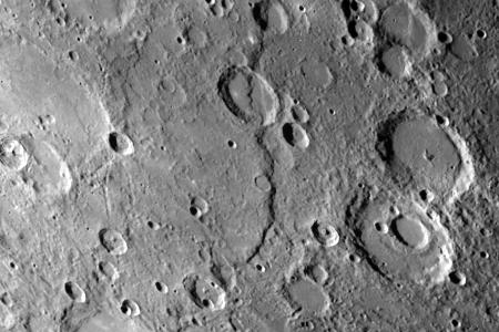 The "Discovery Scarp"
Caption NASA originale:"One of the most prominent lobate scarps (Discovery Scarp), photographed by Mariner 10 during it's first encounter with Mercury, is located at the center of this image (extending from the top to near bottom). This scarp is about 350 Km long and transects two craters 35 and 55 Km in diameter. The maximum height of the scarp south of the 55-Km crater is about 3 Km. Notice the shallow older crater (near the center of the image) perched on the crest of the scarp. (FDS 17389 and 27399)".
Parole chiave: Mercury