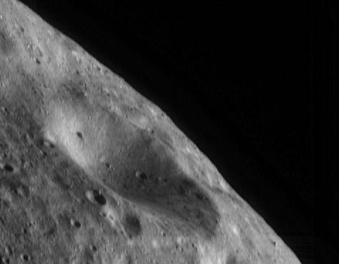 Craters on the limb of Eros
In this image, taken April 17, 2000, from a height of 101 Km (63 miles), the shadows highlight small-scale surface features. The surface is pockmarked with craters ranging in size up to the 2,8 Km (1,74 mile) diameter crater in the center of the image. The smallest craters which can be resolved are about 20 meters (65 feet) across. In lower right corner of the image, 20-meter boulders can be seen that were not evident in images from higher altitudes.
Parole chiave: Asteroids: images from Space