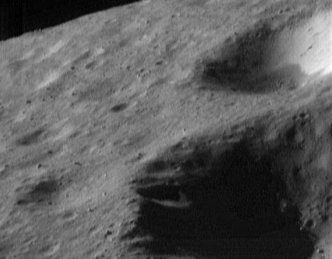 Horizon view
This image of Eros, taken from the NEAR Shoemaker spacecraft on May 2, 2000, from an orbital altitude of 52 kilometers (32 miles), shows a view toward Eros' horizon. The section shown is about 1.8 kilometers (1.1 miles) across. This particular view provides a snapshot of three of the most common types of features seen on the asteroid: craters whose rims have been rounded by erosion due to smaller impacts and blanketing by the impact debris, or regolith (impact debris); variations in the brightness of material on the walls of the craters; and a scattering of boulders ranging in size from nearly 100 meters (328 feet) down to about 8 meters (26 feet).
Parole chiave: Asteroids: images from Space