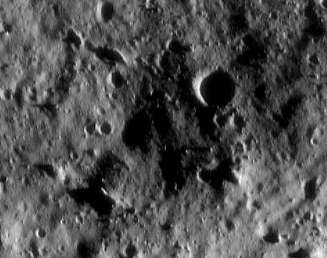 Eros from above (1)
In NEAR Shoemaker's long-awaited close-up images of Eros, the asteroid's small-scale features are revealing their fascinating diversity. This picture, taken July 8, 2000, from an orbital altitude of only 36 Km, shows a variety of differently shaped boulders. Some are nearly round, whereas others are elongated or even blade-shaped. Such varied shapes might arise from differences in the strength and fracturing of preexisting rock. The whole scene is about 1.4 Km across.
Parole chiave: Asteroids: images from Space