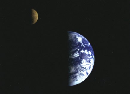 The Earth-Moon System
Caption NASA originale:"A double planet? From 6,4 MKM away on December 16, 1992, NASA's Robot Spacecraft Galileo took this picture of the Earth-Moon System. The bright, sunlit half of the Earth contrasts strongly with the darker subdued colors of the Moon. 
Our Moon is one of the largest moons in the Solar System. It is even larger than the planet Pluto. In this picture, the Earth-moon system actually appears to be a double planet". 

Parole chiave: The Earth and Moon System from Space