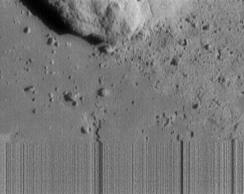 Falling down: Eros from 120 mt
Caption originale:"This is the last image of asteroid 433 Eros received from NEAR Shoemaker. Taken from a range of 120 meters, it measures 6 meters across. What we can see of the rock at the top of image measures 4 meters across. The streaky lines at the bottom indicate loss of signal as the spacecraft touched down on the asteroid during transmission of this image". La Sonda - probabilmente - si ribalta al momento del touch-down, il segnale si perde e la Missione termina per sempre. Sin qui l'ufficialità. Ufficiosamente, possiamo dirVi che la Sonda ha continuato a trasmettere dati ancora per molto tempo dopo l'impatto, ma su come abbia potuto farlo e di quali dati si trattasse, come potrete agevolmente intuire, non siamo riusciti a sapere assolutamente nulla. E' strano, però: la NASA avrebbe dovuto celebrare trionfalmente la sopravvivenza della Sonda NEAR all'impatto con l'asteroide, così come sta trionfalmente celebrando la sopravvivenza "oltre le più rosee aspettative" dei Mars Rovers, e invece...Silenzio.
Parole chiave: Asteroids: images from Space