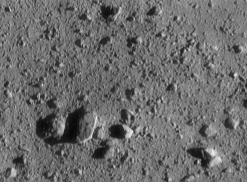 Falling down: Eros from 700 mt
Caption NASA:"...The image is 33 meters across. The large, oblong rock casting a big shadow measures 7.4 meters across...".
Riuscite a distinguere in questo scorcio ulteriormente ravvicinato qualche dettaglio il quale - ora, ovviamente, ingrandito - fosse già presente nel frame precedente? Noi non ci siamo riusciti.
Parole chiave: Asteroids: images from Space