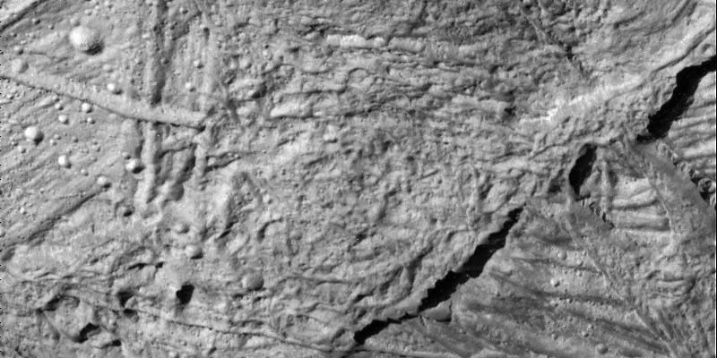 Conamara Chaos Region (HR)
This HR view of the Conamara Chaos Region on Jupiter's moon Europa, reveals craters which range in size from about 30 to over 450 mt (slightly over 1/4 of a mile) in diameter. The large number of craters seen here is unusual for Europa. This section of Conamara Chaos lies inside a bright ray of material which was ejected by the large impact crater, Pwyll, about 1000 Km (620 miles) to the South. The presence of craters within the bright ray suggests that many are secondaries which formed from chunks of material that were thrown out by the enormous energy of the impact which formed Pwyll. North is to the upper right of the picture and the Sun illuminates the surface from the East. The image, centered at 9° Latitude and 274° Longitude, covers an area of approx. 8 by 4 Km (such as about 5 by 2,5 miles). The finest details that can be discerned in this picture are about 20 mt (66 feet) across. The images were taken on December 16, 1997 from a distance of 960 Km from Europa.
Parole chiave: Jupiter Moons - Europa