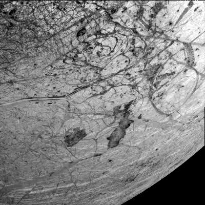 "Thera" and "Thrace" Macula on Europa
This image of Europa's southern hemisphere was obtained by the solid state imaging (CCD) system on board NASA's Galileo spacecraft during its sixth orbit of Jupiter. The upper left portion of the image shows the southern extent of the "wedges" region, an area that has undergone extensive disruption. South of the wedges, the eastern extent of Agenor Linea (nearly 1000 kilometers in length) is also visible. Thera and Thrace Macula are the dark irregular features southeast of Agenor Linea. This image can be used by scientists to build a global map of Europa by tying such Galileo images together with images from 1979 during NASA's Voyager mission. Such lower resolution images also provide the context needed to interpret the higher resolution images taken by the Galileo during both its nominal mission and the upcoming Europa mission. North is to the top of the picture and the sun illuminates the surface from the right. The image, centered at -40 latitude and 180 longitude, covers an area approximately 675 by 675 kilometers. The finest details that can be discerned in this picture are about 3.3 kilometers across. The images were taken on Feb 20, 1997 at 12 hours, 55 minutes, 34 seconds Universal Time when the spacecraft was at a range of 81,707 kilometers.
Parole chiave: Jupiter's moons - Europa
