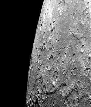 Hero Rupes
Caption NASA originale:"After passing Mercury the first time and making a trip around the Sun, Mariner 10 again flew by Mercury on September 21 at 1:59 PMPDT. This encounter brought the spacecraft in front of Mercury in the southern hemisphere.
Hero Rupes, the large scarp visible running across the bottom of the image, is thought to thought to have been formed by global tectonic forces, possibly due to shrinkage of the planet as it cooled. Mariner 10 was looking obliquely across Mercury's southern hemisphere when it acquired this dramatic shot near the beginning of its southern hemisphere pass (FDS166618)".
Parole chiave: Mercury