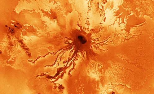 Io (On top of the erupting volcano)
Forse l'immagine più famosa di un vulcano attivo su "Io". Essa è stata usata non solo in tanti documentari, ma anche - come fondale - per l'effettuazione del film "2010 - Odissea 2", in una sequenza in cui due Astronauti (un Russo ed un Americano) si spostano dall'Astronave Leonov alla Discovery, sospesa in quello che tecnicamente si chiama "Punto Lagrangiano" - o di equilibrio gravitazionale - fra Giove ed Io.

This color picture of Io, Jupiter's innermost Galilean satellite, was taken by Voyager 1 on the morning of March 5, 1979 at a range of 128,500 kilometers (77,100 miles). It is centered at 8 south latitude and 317 longitude. The width of the picture is about 1000 kilometers (600 miles). The diffuse reddish and orangish colorations are probably surface deposits of sulfur compounds, salts and possibly other volcanic sublimates. The dark spot with the irregular radiating pattern near the bottom of the picture may be a volcanic crater with radiating lava flows. 


Parole chiave: Jupiter's moons - Io