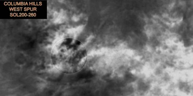 The "Hills of Disgrace" : "West Spur" from above (detail mgnf)
Inquadriamo ancora meglio la posizione di West Spur nel momento in cui Spirit si è avvicinato maggiormente, ossìa tra il Sol 202 ed il Sol 210.

Il settore circolare (sebbene l'immagine MGS risulti piuttosto velata a causa del passaggio di formazioni nuvolose stratiformi sulle Columbia Hills) evidenzia West Spur e, dalla "pianta", già si comprende molto bene che NON C'E' una grande corrispondenza con quanto mostrato dal frame PIA06770.
Anzi, a dire il vero, anche tutti gli altri dettagli che si vedono in planimetria non sembrano trovare adeguato riscontro nelle foto pervenute da Spirit...
Parole chiave: Mars from orbit