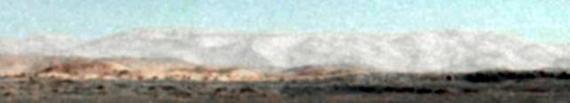 The "Hills of Disgrace" : the "Distant Hills" and the "Horizon"
Esaminiamo la vista panoramica di Gusaev Crater che si intravede, in lontananza (e "confuso" nelle nebbie Marziane - che ancora ci domandiamo se sìano "umidità" o "polveri in sospensione" o, magari, entrambe le cose...), a sud di West Spur.

Una volta depurata l'immagine dei soliti colori fasulli, la foto sembrerebbe, a prima vista una “tranquilla” veduta delle pareti esterne del Cratere Gusaev, precedute da un dolce declivio (una serie di lievi - non ripidi - versanti collinari, tanto per essere precisi), proprio come affermato dalla NASA.

Ma le cose non stanno in questi termini e, per verificarlo, dobbiamo guardare l'orizzonte con un po’ più di attenzione...
Parole chiave: Mars Panorama - Controversial