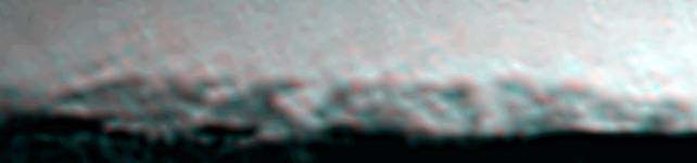 The "Hills of Disgrace" : the "REAL Horizon"
Questo fatto è ulteriormente dimostrato dai soliti errori dei nostri Amici i quali, in altre foto panoramiche, si sono "dimenticati" di effettuare una (anche semplice) opera di sovrapposizione di frames, così come nell'immagine (3D) che vedete adesso - Spirit, Sol 205 - la quale è stata semioccultata usando un filtro di sfocatura radiale.

Avrete notato che questa visione dell'orizzonte Marziano è molto più "aliena" e meno "rassicurante" di quella falsa ma, purtroppo, non posso farci nulla...
Parole chiave: Mars Panorama - Controversial