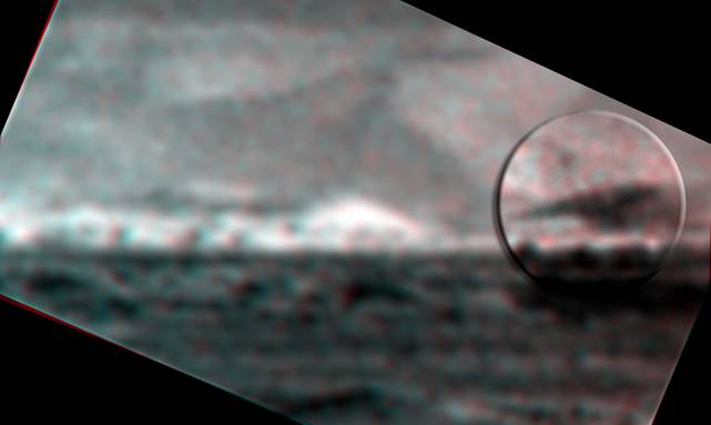 The "Hills of Disgrace" : the "REAL Horizon" and a "Black Anomalous Structure"
...anzi: Vi lascio a riflettere con un ulteriore (ed inquietante) enigma, innescato da quella strana struttura (alta circa 300 mt) che appare evidenziata dal settore circolare in questo dettaglio 3D della solita foto del Sol 210.
Non mi dilungherò in questa sede nell’esposizione di teorie ed ipotesi: vorrei solo ricordarVi che il frame PIA06770 mostrava il Longhorn Outcrop ed il bordo del Cratere Gusaev e che ambedue i soggetti sono stati pesantemente ritoccati usando metodologie che NON POSSONO RITENERSI CASUALI.
L’immagine è, concettualmente, quasi totalmente falsa, MA NON perché sia stata ripresa sulla Terra (alla “Capricorn One”, tanto per intenderci...), ma in quanto stravolta "via software" e con modalità neppure troppo sofisticate.

E allora, visto che questa foto è falsa, in base a quali criteri dovremmo credere all’autenticità delle altre?

ALESSIO FELTRI

...Ed inoltre - aggiungiamo noi - che cos'è che vale la pena di nascondere così disperatamente e, a ben vedere, così male?!?...
