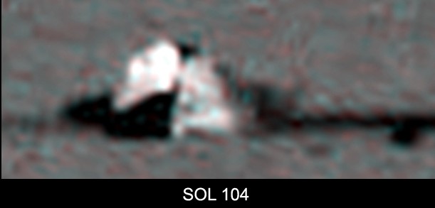 The "Thing" on Sol 104
Per chiudere questa repellente farsa, ci sembra giusto citare il commento fatto dal Dr Feltri, Autore di questa eccezionale ricostruzione:"...Vien da ridere a pensare che (i Tecnici NASA del Centro Controllo Missione) si sono fotografati per un mese l'Heat-Shield che avevano nel magazzino sul retro...". 
Lunar Explorer Italia si ASSOCIA a quanto detto dal Dr Feltri e si permette una piccolissima aggiunta (a nome del Presidente e di tutti i Soci): a noi viene da ridere per un pò, poi ci viene la nausea a furia di vedere come la NASA e l'Amministrazione Scientifica (??) USA ci stiano prendendo in giro!!! O forse il fatto di raccontare (e di "far vedere"!) tutte queste frottole fa parte del "New Deal" del Signor George W. Bush?!?...

C'è di che riflettere e, soprattutto, c'è di che preoccuparsi... Ma cosa hanno trovato su Marte di così "terribile" che bisogna tener nascosto a tutti i costi? "Alien 5"?!?...
Parole chiave: Highly Controversial Image