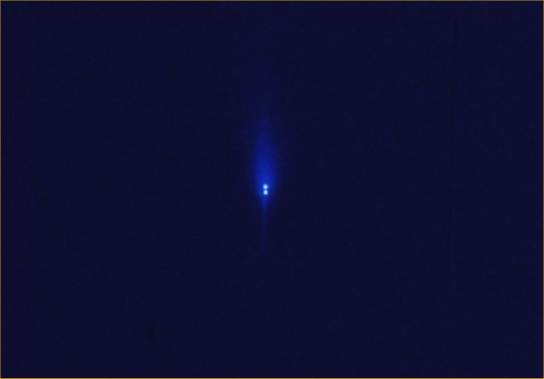 The "Blue Flare" (3) from AS 14-66-9301
E poi le sacche di gas si liberano, per quanto ne sappiamo, a seguito di 'cracks' del suolo: possibile che nessuno a Houston si sia accorto che, mentre gli Astronauti passeggiavano, un sisma si abbatteva su Frà Mauro o un asteroide precipitava nei paraggi, sconvolgendo la superficie della Luna? No, non scherziamo: se la Blue Flare fosse stata un autentico "outgassing", gli Astronauti - con ogni probabilità - non sarebbero mai tornati a casa...E allora? La mia ipotesi è semplice: la Fiaccola (o le Fiaccole) Blu proveniva da Cone Crater. Cancellare o manomettere l'intero frame era troppo difficile e pericoloso (siamo nei primi anni '70!), ma altrettanto pericoloso sarebbe stato "far vedere tutto". Secondo me, la NASA (o il Pentagono, se preferite) scelse il male minore. 
"...Su una 'lucina blu' - devono aver pensato -, ammesso che qualcuno la noti, si può discutere e disquisire per un secolo senza venire a capo di nulla...". Giusto. 
Io credo che la Blue Flare sia reale. 
Ma cosa c'era dentro Cone Crater?!?
Parole chiave: A Moon Investigation