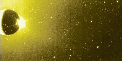 A sodium cloud from Io (2)
E' una tecnica davvero molto antica, a quanto ne sappiamo, risalente addirittura ai tempi delle Sonde Sovietiche "Lunik" (nei loro viaggi del 2 gennaio 1959 e del 12 dicembre dello stesso anno). Queste due Sonde, infatti, furono programmate per emettere, dopo aver percorso all'incirca 100.000 Km, una "nube di vapori di Sodio" così densa da far si che gli Scienziati potessero, individuandola nel cielo, stabilire anche visivamente (oltre che grazie ai segnali radio) se la traiettoria effettivamente percorsa coincideva con quella stimata e progettata a tavolino.
Parole chiave: Jupiter's moons - Io