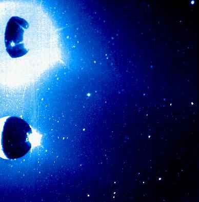 A sodium cloud from Io (3)
Ed infatti la nuvola di Sodio emessa dalla Sonda Lunik-2, in particolare, venne realmente vista, identificata e fotografata dall'Osservatorio Francese di Haute-Provence, in quanto essa si "staccava", debolmente, del fondo del cielo. Per il Lunik-1, invece, il momento del rilascio della nube non fu altrettanto propizio, in quanto la Luna NON era visibile dall'Europa. Tuttavia - a quanto oggi ne sappiamo - anche questa prima nube venne vista, identificata e ripresa da alcuni Osservatori situati nell'URSS meridionale. 
Parole chiave: Jupiter's moons - Io