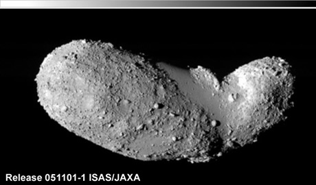 Orbiting around Itokawa (1)
Hayabusa arrived at its exploration target, near Earth asteroid Itokawa, on Sept., 12th, 2005 after having been propelled there via ion engines and an Earth swing-by. Since then, it has successfully performed orbital maneuvers, precisely keeping its position relative to Itokawa. The Hayabusa Project Team has made many discoveries while carrying out their ambitious scientific observations of Itokawa. This release summarizes and reports the major scientific and engineering achievements in advance of Hayabusa’s unprecedented and historic descent to the surfaceof Itokawa for sample collection middle to later this month (November 2005).
Parole chiave: Asteroids