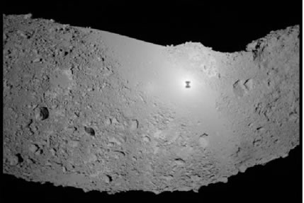 Itokawa and Hayabusa's shadow
Di asteroidi dalla forma bizzarra ne abbiamo visti davvero molti, ma mai così curiosi quanto Itokawa. Questa immagine, che peraltro possiede una definizione davvero ottima, ci mostra l'ombra della Sonda Hayabusa che si staglia, perfettamente definita, sul versante di Itokawa illuminato dal Sole.
Ed ora, qualche informazione su Hayabusa direttamente dall'Agenzia Spaziale Giapponese:"HAYABUSA's return trip from Earth to Itokawa is 2 billion kilometres long. Needless to say, such a long journey requires a large amount of fuel. HAYABUSA is the first long-distance interplanetary probe to use an ion engine as its main propulsion device. 
Traditionally, propulsion occurs when gas is emitted at high speed. Until now, the main form of propulsion has consisted of super-heated gases created by burning fuel with an oxidant. An ion engine, in contrast, gets thrust from ionized gas accelerated by electricity. Therefore, it can accelerate much faster than by traditional propulsion, and only requires a tenth of the fuel.".
Parole chiave: Asteroids: images from Space