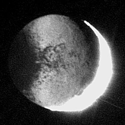 The night-side of Japetus (from 1,6 MKMs)
Caption NASA originale:"Japetus, as it has been already said, is mainly famous for some dramatic contrasts in brightness on its surface: the leading hemisphere is as dark as a freshly-tarred street while the trailing hemisphere and poles are almost as bright as fresh snow. Many impact craters can be seen in the bright terrain and in the transition zone between bright and dark and for the first time in parts of the dark terrain. Also visible is a line of mountains that appear as a string of bright dots (see the color images "Sharp views of Japetus"). These mountains were originally detected in Voyager images and might compete in height with the tallest mountains on Earth, Jupiter's moon Io and possibly even Mars. Further observations will be required to precisely determine their heights. Interestingly, the line of peaks is aligned remarkably close to the equator of Japetus". 
Parole chiave: Saturn's Moons - Japetus