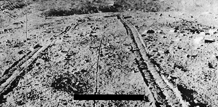 Lunokhod-1 rolls inside a small crater (2)
nessun commento
Parole chiave: Lunar Surface - Unnamed Crater and Rover tracks