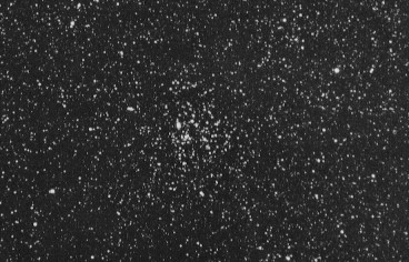M 26 - Open Star Cluster
"...La Scienza Convenzionale non può esistere senza il Tempo: Essa ne ha un'assoluta necessità, anche se non lo comprende. Ogni Postulato, al pari di ogni Teoria, si fonda sull'assunto per cui tutta quanta la realtà che percepiamo (e, dunque, anche il Tempo) si muove secondo un flusso lineare e coerente di cause ed effetti, che noi chiamiamo "Continuum". Bisogna ammettere che la costruzione è affascinante. E' un vero peccato che non esista nessun Continuum..."

P.C. Floegers - "In the Paradox"
Parole chiave: From Earth Images