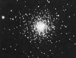 M 30 - Globular Star Cluster
"...Ho visto cose che voi Umani non potreste neppure immaginare. Navi da guerra in fiamme al largo dei bastioni di Orione...E ho visto i Raggi 'B' splendere nel buio delle notti di Tannoiser. Ed ora, tutti questi...ricordi... svaniranno, come lacrime, nella pioggia. 
Andiamo: è tempo di morire..."

(dal film "Blade Runner")
Parole chiave: From Earth Images