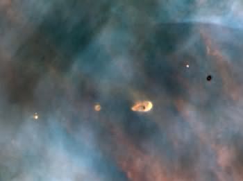 Proplyds inside M 42
"...Quando qualcuno ci chiede di Amare il Prossimo egli non intende dirci di 'Amare Chiunque': sarebbe una richiesta assurda, improbabile e, in ultima analisi, costituirebbe l'invito a seguire una strada impercorribile.

E così, a volte, mi domando, mentre cammino sulle Strade dell'Estate, che cosa significhi davvero "Amare" e subito mi rendo conto di quanto questo insegnamento sia lontano dal nostro modo di pensare, di operare e, in fondo, di vivere.

Amare il Prossimo.

Un giorno vidi dei ragazzi che stavano bastonando un cane: gridai, mi avvicinai a loro, gli parlai. Poi presi in braccio il cane e comprai un pezzo di pane che diedi ad uno di loro: era - credo - il ragazzo più grande. 
Orbo di un occhio e con i denti rotti. 
Lui ringraziò e poi mi chiese se non avessi preferito un altro cane da portare via: più bello, più giovane e più forte.

Io me ne andai.

Oggi, dopo anni, ancora mi chiedo chi fu davvero il mio 'prossimo': se il ragazzo, o il cane..."

P.C. Floegers - "Cronache di Viaggio"
Parole chiave: Hubble Images