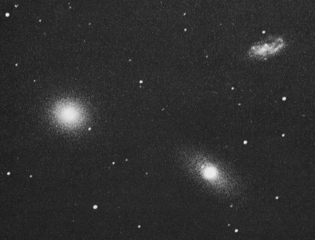 M 105 - A Group of Galaxies
"...Spiritus quidem promptus est, caro autem infirma..."

(S. Matteo, 26, 41)

"...Lo Spirito può anche essere (rimanere) giovane, ma la carne invecchia..."
Parole chiave: From Earth Images