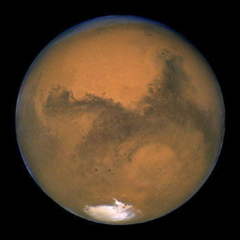 Mars from the Hubble Space Telescope
I riflessi azzurri che apparivano evidentissimi nel frame precedente (immagine ripresa da Terra) sono ancora visibili, sia pure in forma meno marcata, in questo fotogramma HST. Che ne dite? Si tratta di segni evidenti che il cielo di Marte è azzurro (magari non sempre, ma comunque abbastanza di frequente)? Oppure sono "scherzi" dello sviluppo delle fotografie? Oppure sono "effetti speciali" creati per confondere le idee?
Parole chiave: Hubble Images - Mars