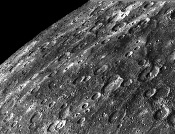 Mercury close-up from Mariner 10 (2)
Il che vuol dire che le zone interne di quei crateri polari, che hanno le pareti esterne sufficientemente elevate, giacciono nel buio e nel gelo perpetuo: oltre i -210°C! 
Circa la possibile origine del ghiaccio d'acqua, l'ipotesi più probabile è che esso sia stato "portato" su Mercurio, un poco alla volta, dalle meteore e dalle comete che hanno impattato il Pianeta. 
Oppure può anche darsi che si tratti di vapore acqueo proveniente dall'interno stesso di Mercurio il quale, una volta giunto in superficie (forse a seguito di eventi sismici), si è istantaneamente congelato.
Parole chiave: Mercury - Mariner 10