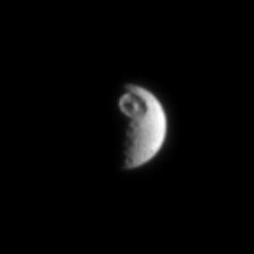 Mimas from Cassini-Huygens - approx. 1.700.000 Km away
Sin dalle prime immagini che giunsero - qualche anno fa - in nostro possesso (grazie alla Sonda Voyager 1), Mimas ci apparve immediatamente un Corpo Celeste decisamente interessante. Il perchè è istintivamente comprensibile: questa Luna di Saturno, infatti, presenta una caratteristica superficiale decisamente eclatante e che in questo frame potete già vedere molto bene (meglio è comunque la ripresa effettuata dal Voyager 1 che Vi proponiamo più avanti. 
Ci stiamo riferendo al cosiddetto "Occhio di Mimas": una depressione quasi perfettamente circolare e con all'interno (esattamente al suo centro) un qualcosa che sembra essere un rilievo (forse una collina a forma conica). Insomma: un occhio, con tanto di pupilla!
Parole chiave: Saturn's Moons - Mimas