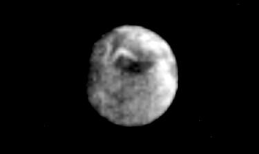 Miranda: a funny shaped Moon
In questa seconda immagine di Miranda risulta ben visibile una vastissima depressione situata in prossimità del suo Polo Nord la quale potrebbe aver avuto origine a seguito di un impatto con un altro corpo celeste di notevoli dimensioni. 
Una luna che ha "sofferto", dunque, e la cui storia risale - molto probabilmente - alle stesse origini del nostro Sistema Solare, quando gli impatti - specie nella sua "periferia" - avvenivano con una frequenza di gran lunga maggiore rispetto a quanto accade ai giorni nostri.

Parole chiave: Uranus Moons - Miranda