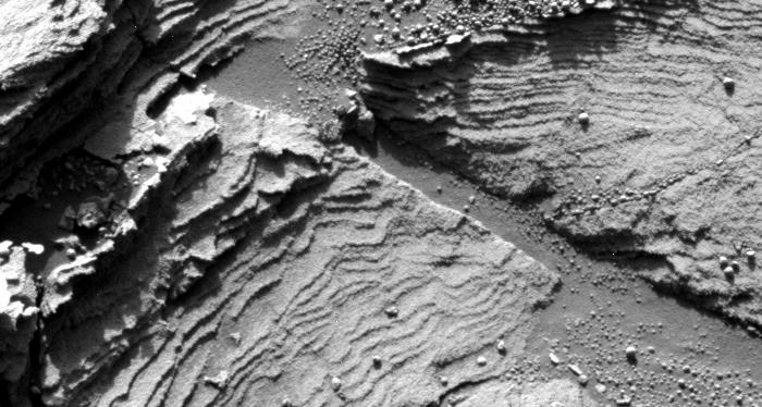 Martian Paving, Pockets & Razorblades (1) - Sol 677
Una serie di immagini ravvicinate degli outcrops (o dei Pavimenti, se Vi piace di più) che si trovano a ridosso di Erebus. Tutte le caratteristiche forme che abbiamo incontrato in passato, sembrano aver trovato una armoniosa fusione in questa zona di Meridiani.
Si tratta, come è evidente, di immagini molto belle che, grazie anche ai contrasti di luce e di ombra che le caratterizzano (dando ad esse un senso di profondità e di maggior realismo visivo), acquisiscono anche una notevole dignità estetica (oltre che scientifica, laddove si trattasse di frames autentici...) nella Galleria dei MER.
Parole chiave: Martian Paving - Erebus Area