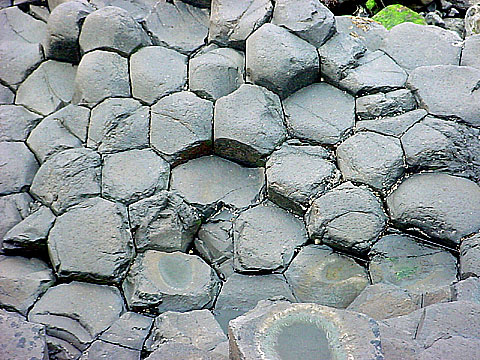 Martian Paving or Terrestrial Polygons? (1)
I Pavimenti Marziani - dalle forme poligonali che, per la loro (talora) incredibile regolarit�, hanno appassionato ed incuriosito davvero tanti Lettori - sono una prerogativa del solo Pianeta Rosso? 
Certamente no. Come ci dimostrano questi tre bellissimi frames inviati dal nostro Amico Lorenzo Leone (che ringraziamo per la costante assistenza e collaborazione), le strutture apparentemente artificiali che vediamo non sono altro che rilievi lavici - affascinanti ed incredibili - creati dalla Natura, nelle prossimit� di un'area vulcanica.

Le somiglianze fra questi rilievi ed i Martian Paving ci sono, senza dubbi, ma ci sono anche le diversit�: andiamo a vederle...
Parole chiave: Earth - Volcanic Areas