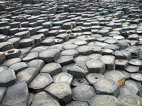 Martian Paving or Terrestrial Polygons? (3)
I Pavimenti Lavici Terrestri, infine (dobbiamo cercare di essere sintetici), sono una caratteristica propria delle aree vulcaniche, mentre nella Regione di Meridiani Planum - ed in particolare sull'area investigata da Opportunity - non ci sembra che esistano tracce di fornaci vulcaniche le quali possano aiutarci a sostenere una teoria - che comunque, in s�, resta accettabile - la quale suppone che, all'analogia (totale o parziale) dei processi geologici, generalmente fa seguito un'analogia dei rilievi.

Ci� detto - e quindi enfatizzate le diversit� - dobbiamo comunque dire che le similitudini fra le due "Pavimentazioni", come potete constatare Voi stessi, esistono e sono evidenti. Che dire? Una prova in pi� del fatto che la Terra e Marte avevano (ed hanno) tanti punti di contatto, anche da un punto di vista squisitamente geo-morfologico.

Per dirVi di pi�, ora dovremmo andare a vedere come stanno le cose su Marte e dovremmo andarci personalmente ma, ahinoi!, questo non ci � (ancora) possibile farlo...
Parole chiave: Earth - Volcanic Areas