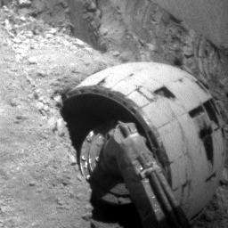 Look at my wheels!!! - Sol 838
Caption originale:"Right Front HazCam Non-linearized Sub-frame EDR acquired on Sol 838 of Opportunity's mission to Meridiani Planum at approximately 13:13:18 MLT".
Parole chiave: Martian Sands and Rover's Right Front Wheel - Meridiani Planum