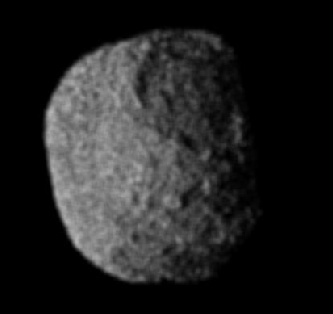 Proteus
Una luna minore del Sistema di Nettuno: Proteus. 
Caratterizzata da una forma solo vagamente sferica, questa luna presenta un gigantesco - e facilmente visibile - cratere da impatto in prossimità del suo Polo Nord (fotografico). 
Forse è proprio questo cratere la "cicatrice" generata dall'urto che ha spinto "Proteus" al di fuori dalla Fascia di Kuiper e poi verso Nettuno, dalla cui gravità è stato infine catturato. 
Un probabilissimo KBO, dunque, o - come dicono alcuni - un Trans Neptunian Object. 
O forse una cometa mancata.
Forse.
Parole chiave: Neptune's Moons - Proteus