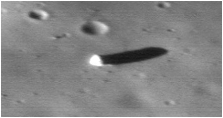 The "Phobos' Monolith" (EDM n.2)
Un'ultima curiosità: dopo aver visto e studiato le "Anomalie" di Marte dobbiamo dire che anche Phobos non è da meno. Guardate attentamente quest'immagine e cercate di rispondere ad una semplice domanda: cos'è quella colonna a pianta triangolare che si staglia, perfettamente verticale, sulla superficie del Satellite? Noi abbiamo pensato al Monolito di "2001: Odissea nello Spazio" ma la verità è che si tratta di un altro mistero che, forse, resterà tale.
Parole chiave: Controversial - Possible Surface Anomaly