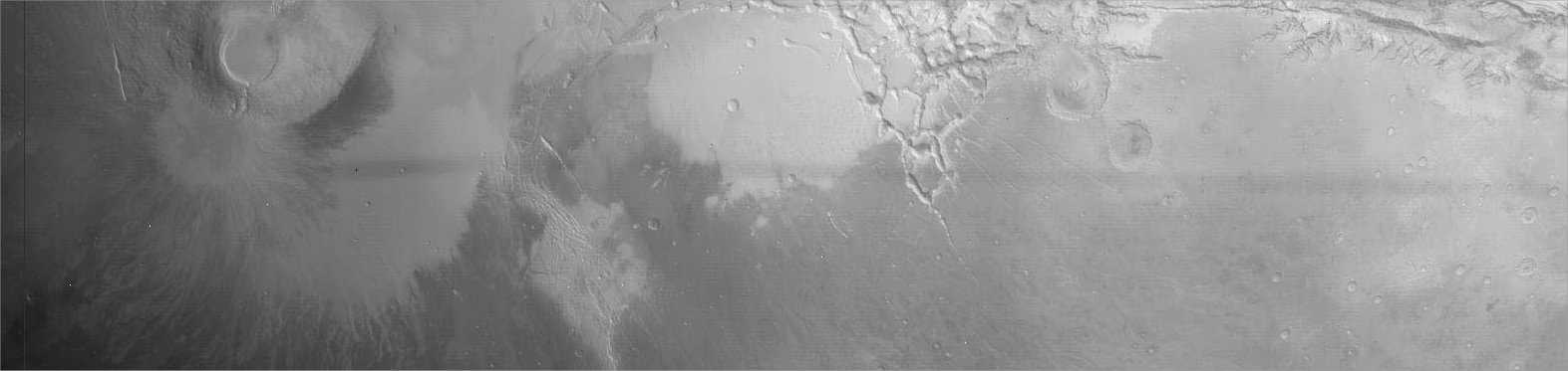 The "Strange Days" of Phobos-2: in Mars' orbit (1)
Abbiamo già detto qualcosa, in passato (Sez. "Mars and His Moons") a proposito della Missione "Phobos-2", una missione ambiziosa, coronata da un successo parziale, e che giunse davvero ad un soffio dal coronare il suo più grande obbietivo: far posare un Lander sulla superficie di Phobos, la "Luna della Paura".
Come leggerete, non tutto andò per il verso giusto, ma le immagini che ci arrivarono da Phobos-2 ancora costituiscono, per molti Ricercatori ed Appassionati, un autentico "must": sia perchè la forma di Phobos che appare dai frames Phobos-2 NON si sposa alla perfezione con quello che ci ha mostrato la Sonda USA "Mars Global Surveyor", sia perchè, secondo alcuni Ufologi, "qualcosa accadde" proprio mentre Phobos-2 si avvicinava alla Luna Marziana per "depositare" il suo Lander.

Ma andiamo per ordine, e cominciamo con l'esaminare 4 frames orbitali che ci mostrano la Regione di Tharsis e la Valles Marineris in due diversi momenti del giorno Marziano. 
Parole chiave: Mars from orbit - Tharsis Region