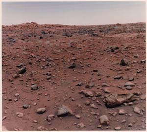 Viking One: the Landing Site - First Color Picture (original)
Caption originale:"Scan from an original print of the initially released version of the first color picture from the surface of Mars. The intent was to show a gray sky, but the initial batch of prints were color balanced too blue". 

Nota: la caption che riportiamo è il commento originale del Ricercatore Don Davis sul motivo per cui la prima istantanea a colori (veri?) dal Pianeta Rosso, ottenuta dal Viking Lander One, NON è realistica (in termini cromatici). Occorre stigmatizzare la circostanza per cui quanto riportato da Don Davis è esattamente ciò che si legge in un Comunicato Ufficiale della NASA i cui centralini, appena 24 ore dopo il rilascio al Pubblico delle prime immagini Viking One a colori che mostravano un Marte "terribilmente" simile alla Terra, vennero subissati da migliaia e migliaia di telefonate di Americani (e non) sconcertati dalla eccessiva similitudine cromatica e paesaggistica fra i due Pianeti.
Parole chiave: Mars Panorama - Controversial