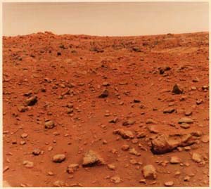 Viking One: the Landing Site - First Color Picture (now)
Caption originale:"Later printings of Mars surface images by various publications wandered widely in color, with garish versions like this frequently appearing".

Nota: con questi tre frames riallineati sequenzialmente, Don Davis ha compiuto - crediamo inconsciamente, dato che i suoi Lavori sono un quasi costante tributo alla NASA - un lavoro davvero egregio. Questa sequenza ha infatti dimostrato, diremmo in maniera davvero inequivocabile, che la NASA, sulla problematica dei colori di Marte (o, in generale, dei "colori dello e nello Spazio"), non è stata nè attenta, nè corretta.
La posizione NASA, in ordine a questa tematica, può oscillare solo fra due posizioni: incompetenza o mala fede.
E non sappiamo davvero quale preferire...
Parole chiave: Mars Panorama - Controversial