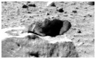 Close-up on the top of the lonely boulder
Una sommit� davvero strana, quella del "macigno solitario" visto e fotografato da Spirit fra nei Soles 39 e 40, non credete?!?
Parole chiave: Mars rocks, sand and debris - Controversial image