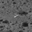 Surface Anomaly on Sol 53 (EDM n.1)
Ed ecco l'Anomalia: una sorta di bastone argenteo che brilla sotto i raggi del Sole e che (non ci vuole uno scienziato nè un tecnico dell'immagine per capirlo...) non ha NULLA in comune con il paesaggio circostante. Non abbiamo idea di che cosa si tratti, dunque non ci azzardiamo ad avanzare ipotesi che avrebbero il forte sapore del "tiriamo ad indovinare". Una cosa vediamo e diciamo: si tratta di un oggetto ASSOLUTAMENTE NON naturale, dai riflessi e dalle caratteristiche superficiali apparenti DEL TUTTO ANALOGO alla SILVER ANOMALY che, come ricorderete, Spirit incontrò (e fotografò svariate volte) lungo il suo viaggio verso il Cratere Bonneville. Di più non si può dire.
Per ora...
Parole chiave: Controversial image