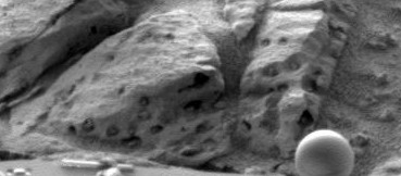 Porous stones on Mars (4)
...si voleva? Può essere, in fondo: se ci pensate bene, infatti, una volta che si è tolta credibilità a chi (Ente o persona fisica che sia) dovrebbe possederne per definizione, oltre che per competenza istituzionale, a chi si può credere? Se il "Professore" diventa inattendibile, che cosa succede? Succede esattamente quello che vediamo: ognuno di noi (Lunar Explorer inclusa) si sente in diritto di esprimere una propria opinione, basata sulle proprie idee, competenze, esperienze, sino ad arrivare alle semplici sensazioni o convinzioni che di scientifico non hanno nulla. Togliere credibilità a "chi sa" per davvero, significa togliere credibilità a tutti! 
E' per questo che il proliferare di voci, opinioni, Siti, Forum e chi più ne ha, più ne metta, anche se dimostra l'esistenza di un certo fervore intellettuale, alla fine - allorchè le diversità di opinioni finiscono in polemiche e risse - fa il gioco di coloro che la Verità la vogliono affossare in uno dei tanti crateri della Luna o di Marte. 
Per sempre.
Parole chiave: Mars rocks, sand and debris - Controversial