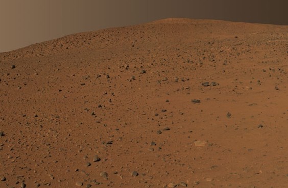 Columbia Hills: "Husband Hill's Region" - full 360� panorama (2 - Approximate True Colors; credits: NASA/JPL-Caltech)
Dobbiamo innanzitutto precisare che le nostre valutazioni sono state fatte sul frame "PIA07334-BIG" il quale, almeno in teoria, doveva essere un frame di Elevatissima Qualità ed Altissima Definizione. 
Purtroppo quel file - che potete comunque trovare sul Sito NASA "Mars Exploration Rover Mission" - non abbiamo potuto (stanti le sue enormi dimensioni) riportarlo integralmente qui, sul nostro Sito "Lunar Explorer Italia".
Ciò che Vi offriamo è la versione "modest" del frame PIA07334. 
Poco male: per verificare le nostre opinioni non dovete fare altro che andare a dare un'occhiata al frame "BIG". 
In ogni caso ci teniamo a precisare che i "vizi" del frame PIA07334-modest sono - di fatto - gli STESSI (sebbene in forma più evidente) che potete riscontrare nella sua versione "BIG".
E questa è già una prima stranezza...
Parole chiave: Mars Panorama