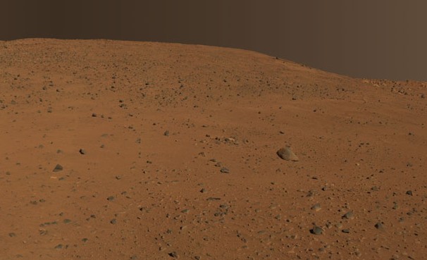 Columbia Hills: "Husband Hill's Region" - full 360� panorama (3 - Approximate True Colors; credits: NASA/JPL-Caltech)
La prima valutazione negativa su questo frame - e che si può fare anche "ad occhio" guardando la sua versione "BIG" - riguarda il "profilo" del Panorama il quale, come si vede con strabiliante chiarezza, è stato - letteralmente - "ritagliato" (e male). 
Nella versione che Vi offriamo sul nostro Sito l'impressione che ricaverete dello "skyline" (impressione che viene esaltata anche operando solo un minimo di ingrandimento) è che esso sia spaventosamente "smeared": cioè opaco, piallato, annebbiato, di poverissima definizione etc. 
Il "taglio netto" operato dagli Amici della NASA è visibile anche in versione "modest", ma i "colpi di forbice" (!), nella versione "BIG" del frame, sono evidenti in più di una circostanza...
Domanda: ma perchè è stata fatta questa ridicola mutilazione dell'orizzonte?
Parole chiave: Mars Panorama