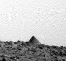 There's a "Small Pyramid" up there! (Surface ANOMALY)
Noi Vi offriamo solo il dettaglio dell'immagine e quindi lasciamo a Voi, se vorrete, il compito di elaborare (e non sarà facile!) questo frame e poi maturare idee, opinioni o - magari - dei convincimenti veri e propri. 
Da parte nostra, dopo aver visionato con cura e cautela questi 5 frames, possiamo dire solo una cosa: la "sporgenza" in questione è davvero TROPPO squadrata (stavolta) per poter essere subito catalogata come "struttura naturale". 
E' comunque vero che non abbiamo in mano neppure elementi decisivi per poter dire che si tratta di un manufatto o, come dice il Dr Hoagland, di una struttura "artificiale"...
Una Ricerca, se fatta secondo "manuale", non deve portare a conclusioni affrettate le quali, in un simile contesto, potrebbero essere indice sia di trascuratezza, sia di incompetenza vera e propria. Tuttavia, IN ogni e PER ogni Ricerca, occorre un'ipotesi di partenza da cui muoversi e su cui lavorare: la nostra ipotesi, in questo caso, è che la "sporgenza" NON è un'opera della Natura!!!
Parole chiave: Mars rocks, sand and debris - Controversial image